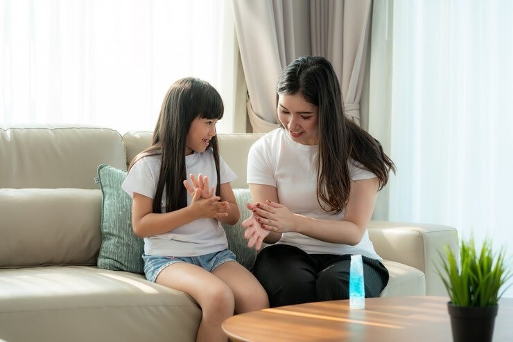 memahami perilaku anak, anak susah bicara emosi, pesan di balik tantrum, anak clingy artinya, komunikasi anak dan orang tua, cara membaca emosi anak, parenting empatik